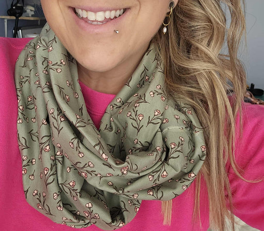 Prêt à partir - Foulard infini Fleurs délicates sur olive