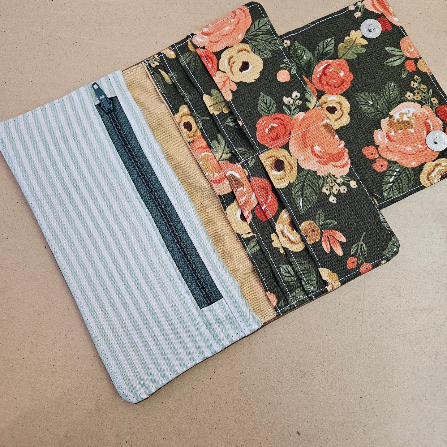 Portefeuille compact - 6 espaces - grosses Fleurs sur vert