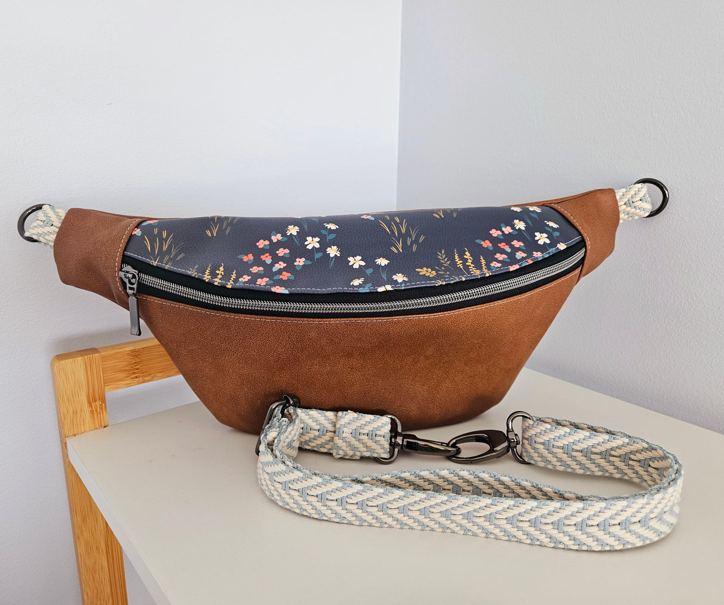 Nouveau modèle Sac de taille - champ de fleurs sur marine