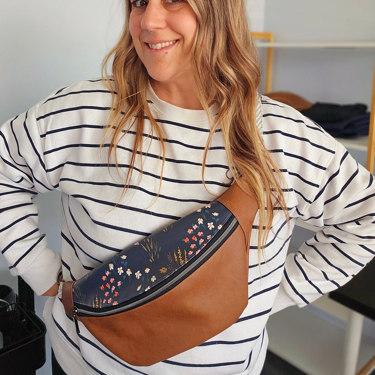Nouveau modèle Sac de taille - champ de fleurs sur marine