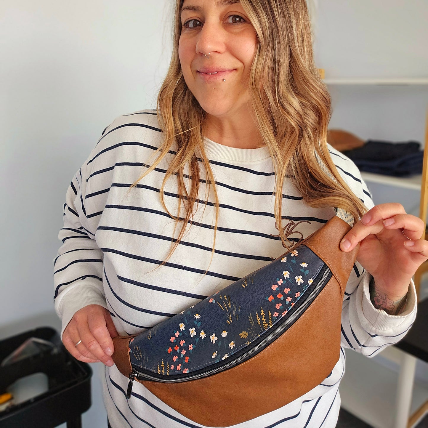 Nouveau modèle Sac de taille - champ de fleurs sur marine