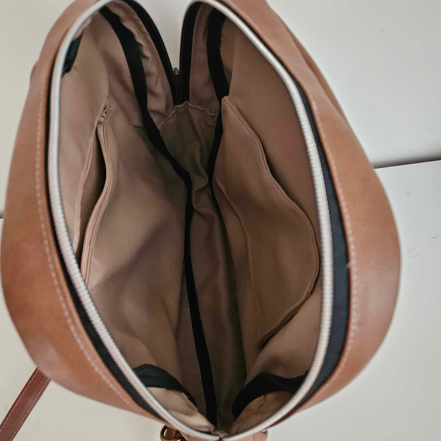 Prêt à partir - Sac à dos - Modèle Athéna 2.0 - Le chic cognac et blanc