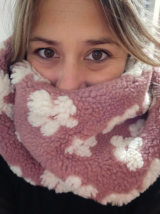 Prêt à partir - Foulard d'hiver - lainage sherpa fleurs blanches sur vieux rose