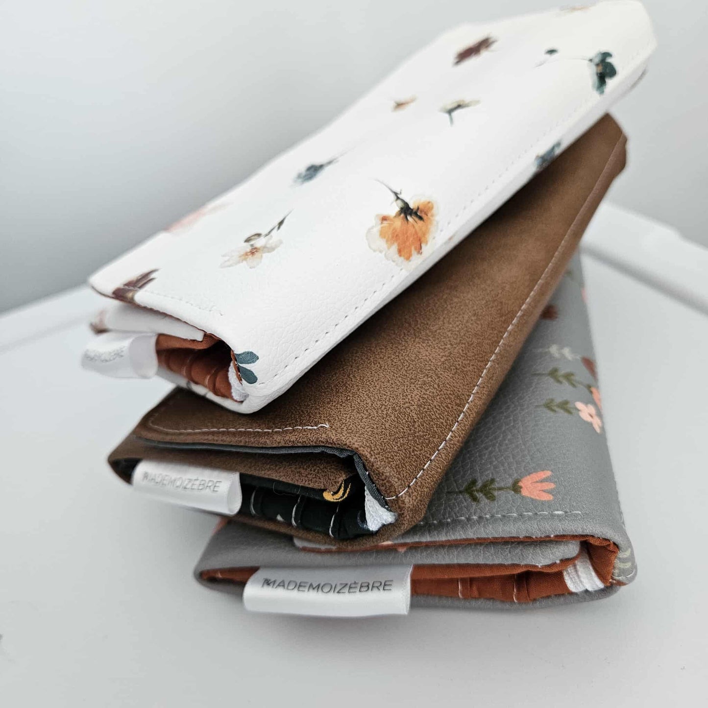 Prêt à partir - Portefeuille 12 espaces -Fleurs sur noir