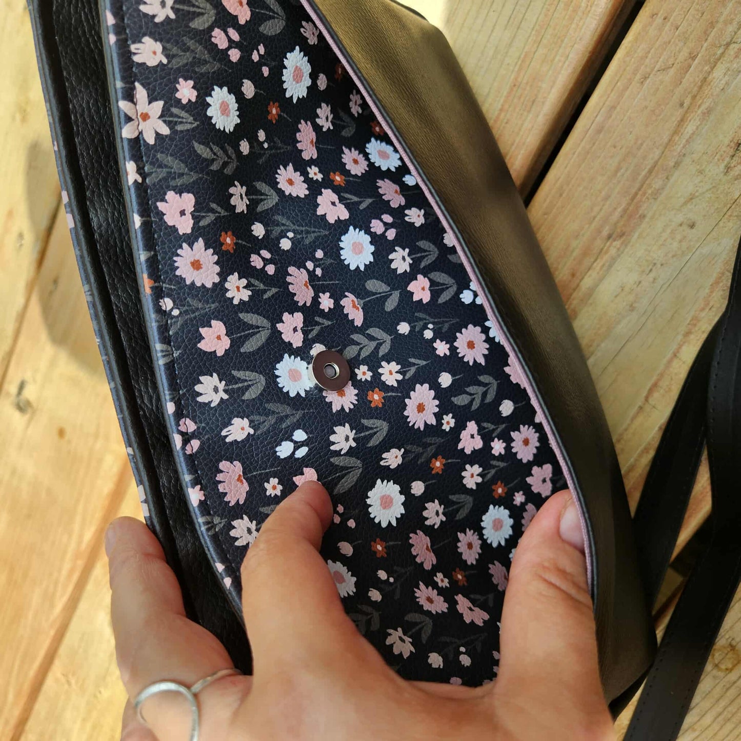 Nouveau modèle - Fleurs fond noir