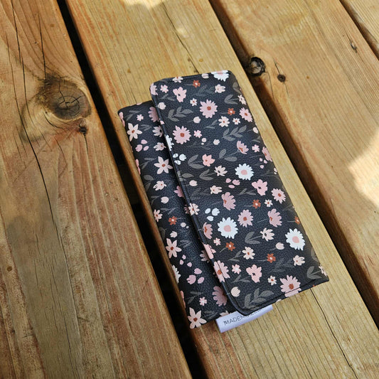 Prêt à partir - Portefeuille 12 espaces -Fleurs sur noir