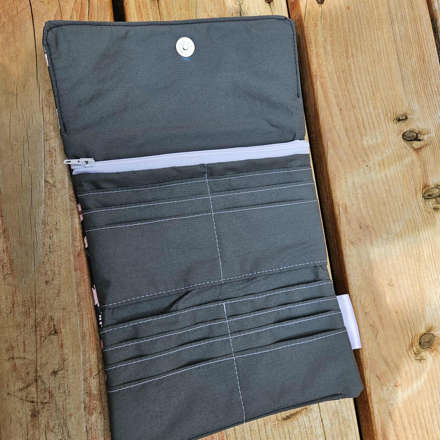 Prêt à partir - Portefeuille 12 espaces -Fleurs sur noir