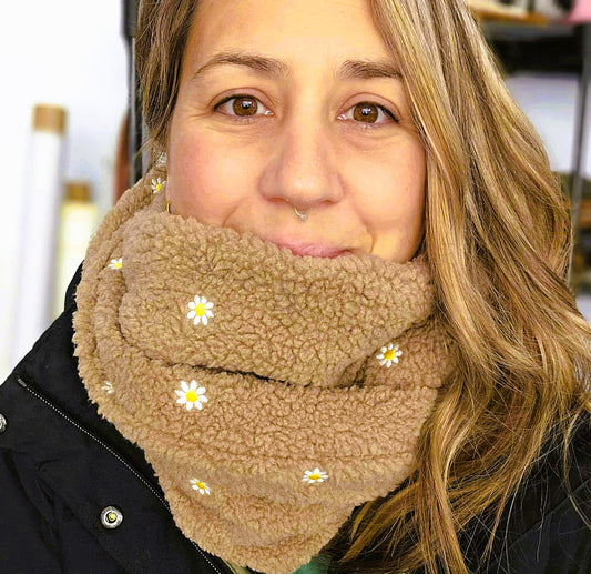 Foulard d'hiver - lainage avec broderie marguerites