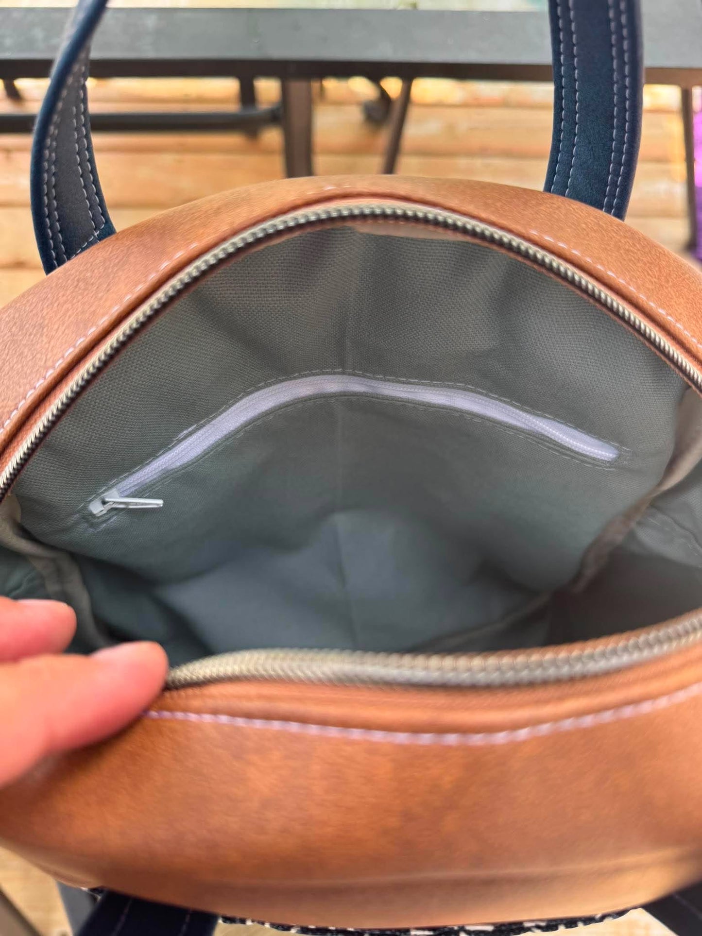 Sac à dos l'Escargot - Fleurs blanches sur noir