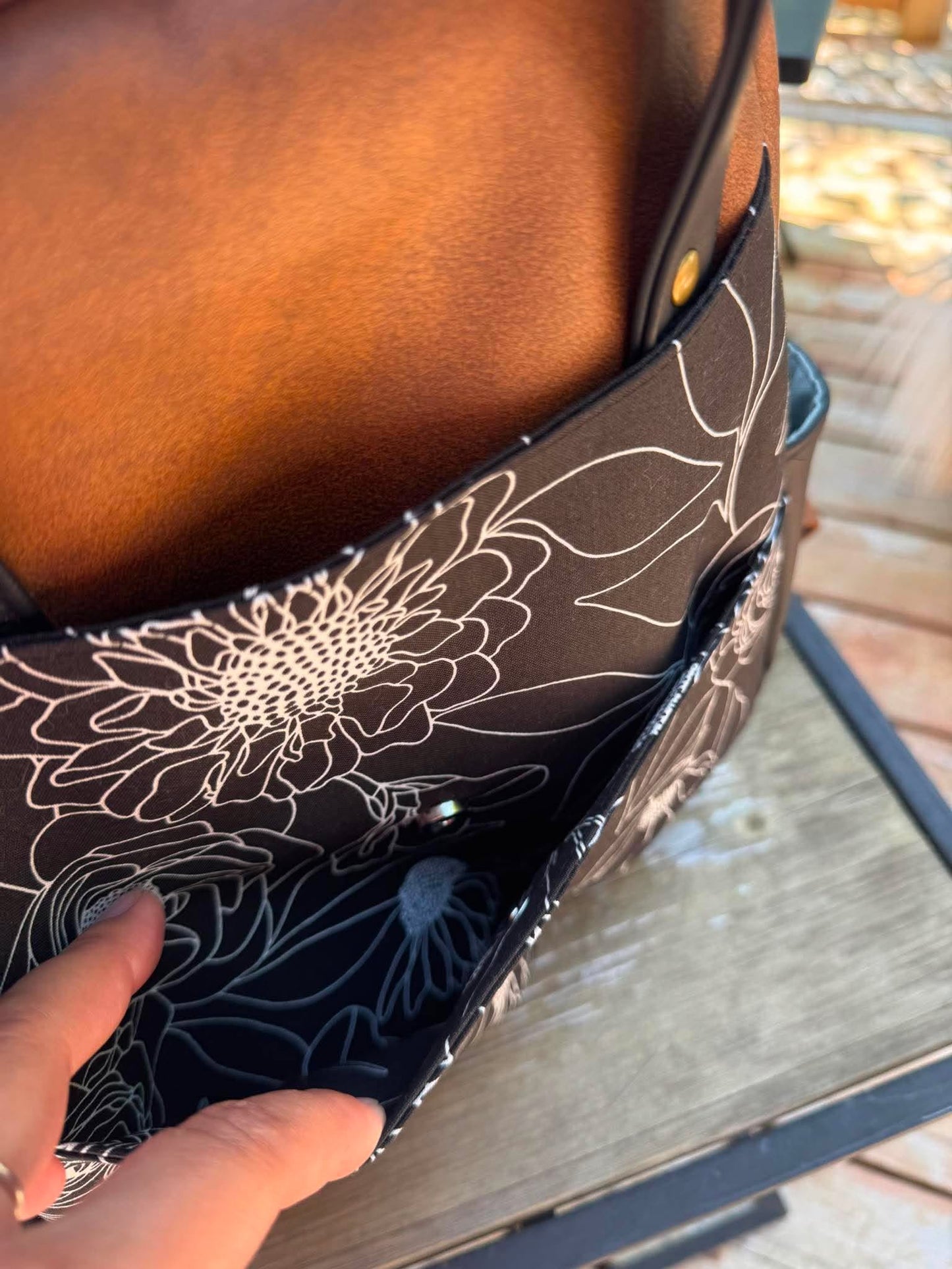 Sac à dos l'Escargot - Fleurs blanches sur noir