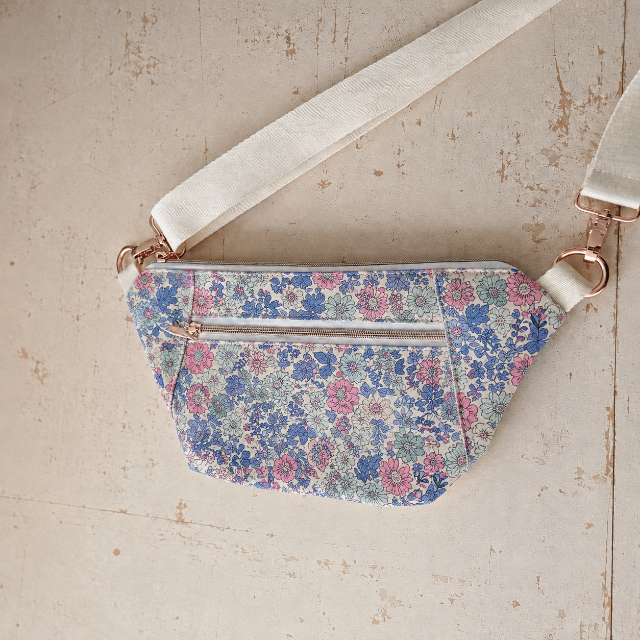 Sac banane/bandoulière - Fleurs en liberté bleu et rose