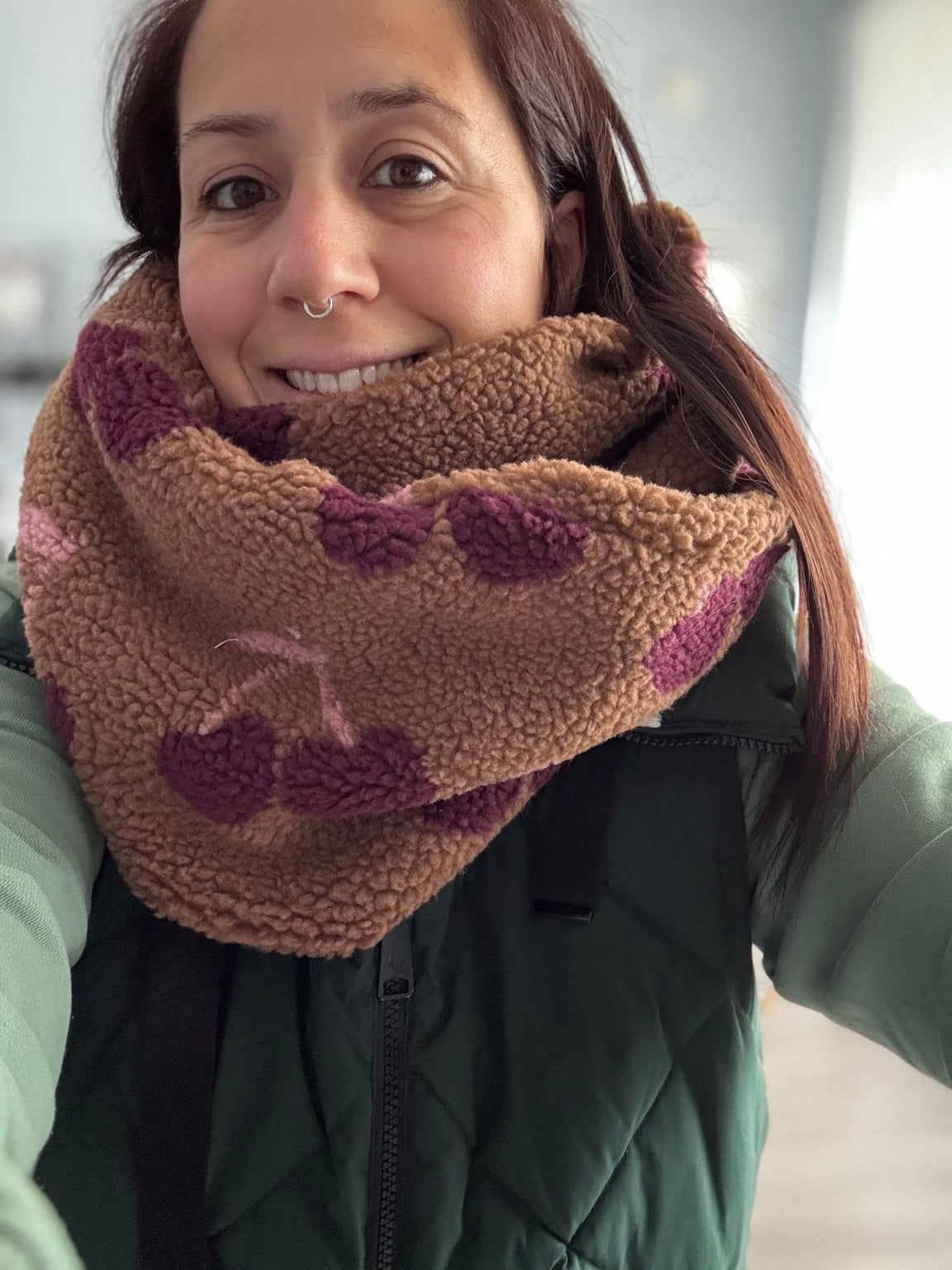 Foulard d'hiver - tricot avec cerises sur terre