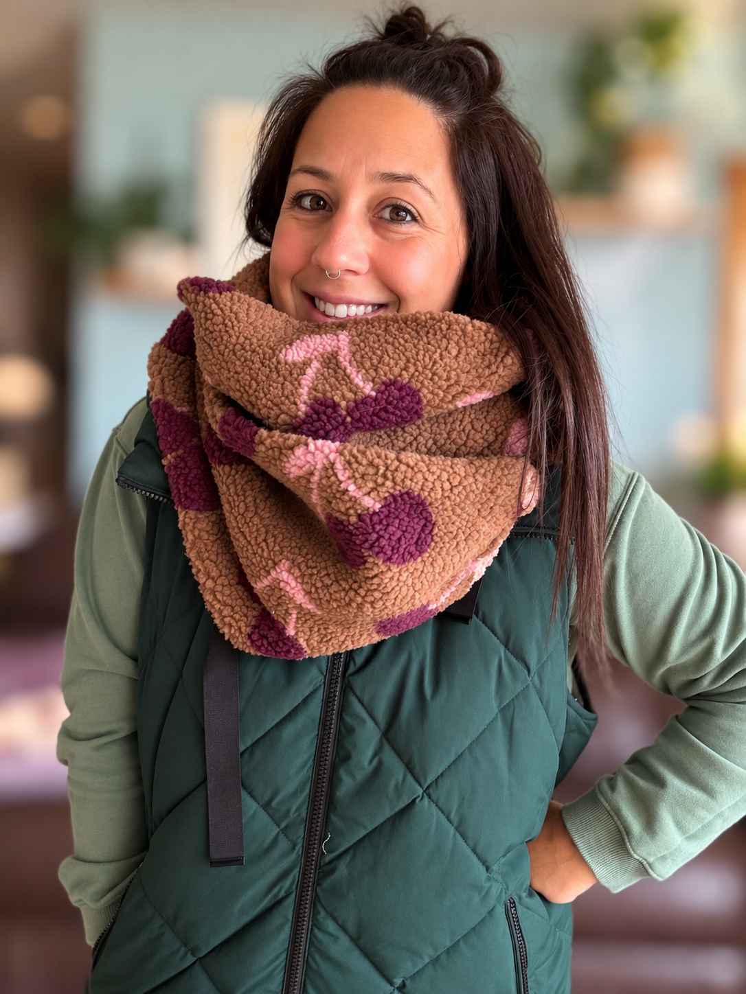 Foulard d'hiver - tricot avec cerises sur terre