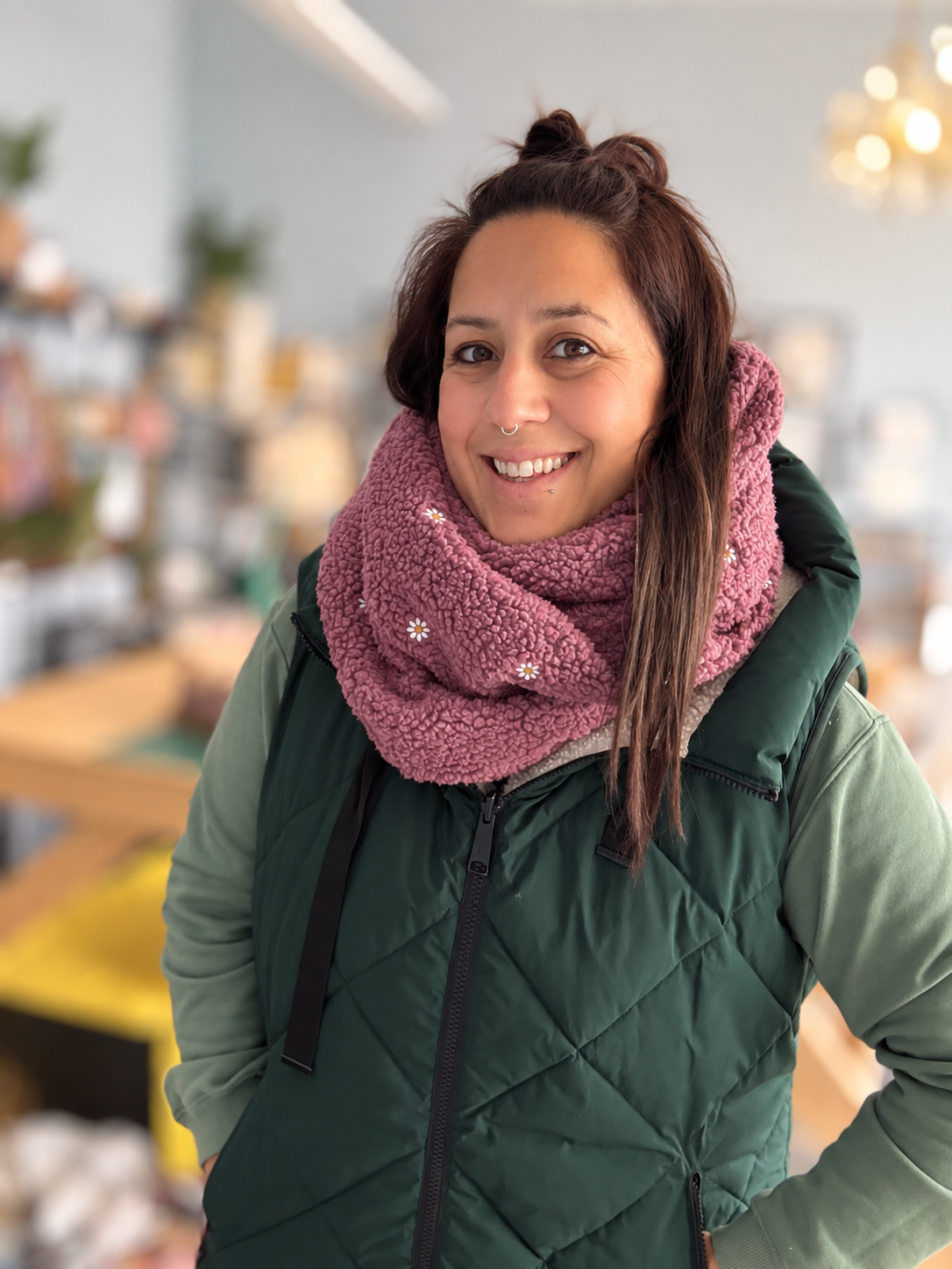 Foulard d'hiver - tricot avec broderie marguerites