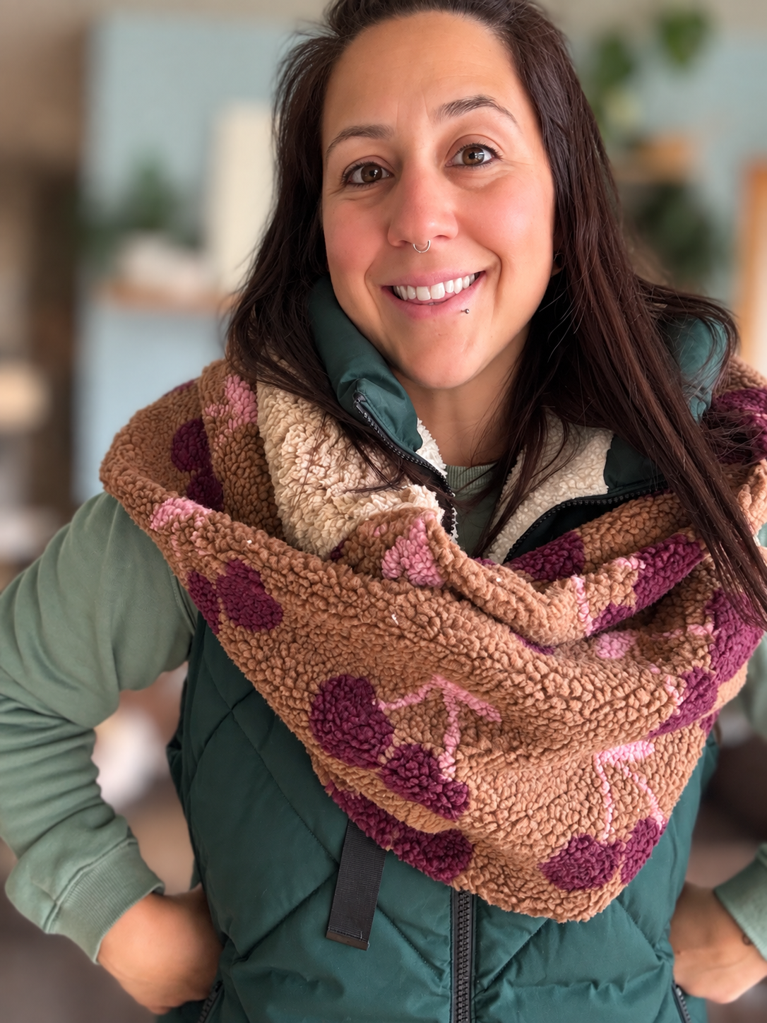 Foulard d'hiver - tricot avec cerises sur terre