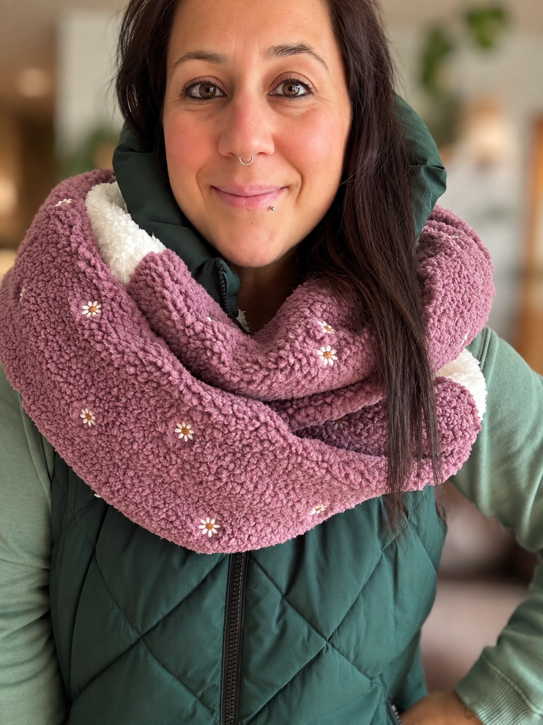 Foulard d'hiver - tricot avec broderie marguerites