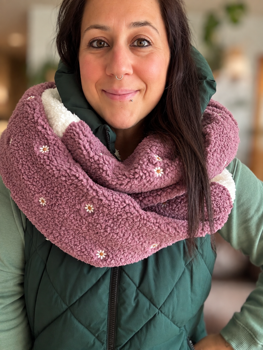 Foulard d'hiver - tricot avec broderie marguerites