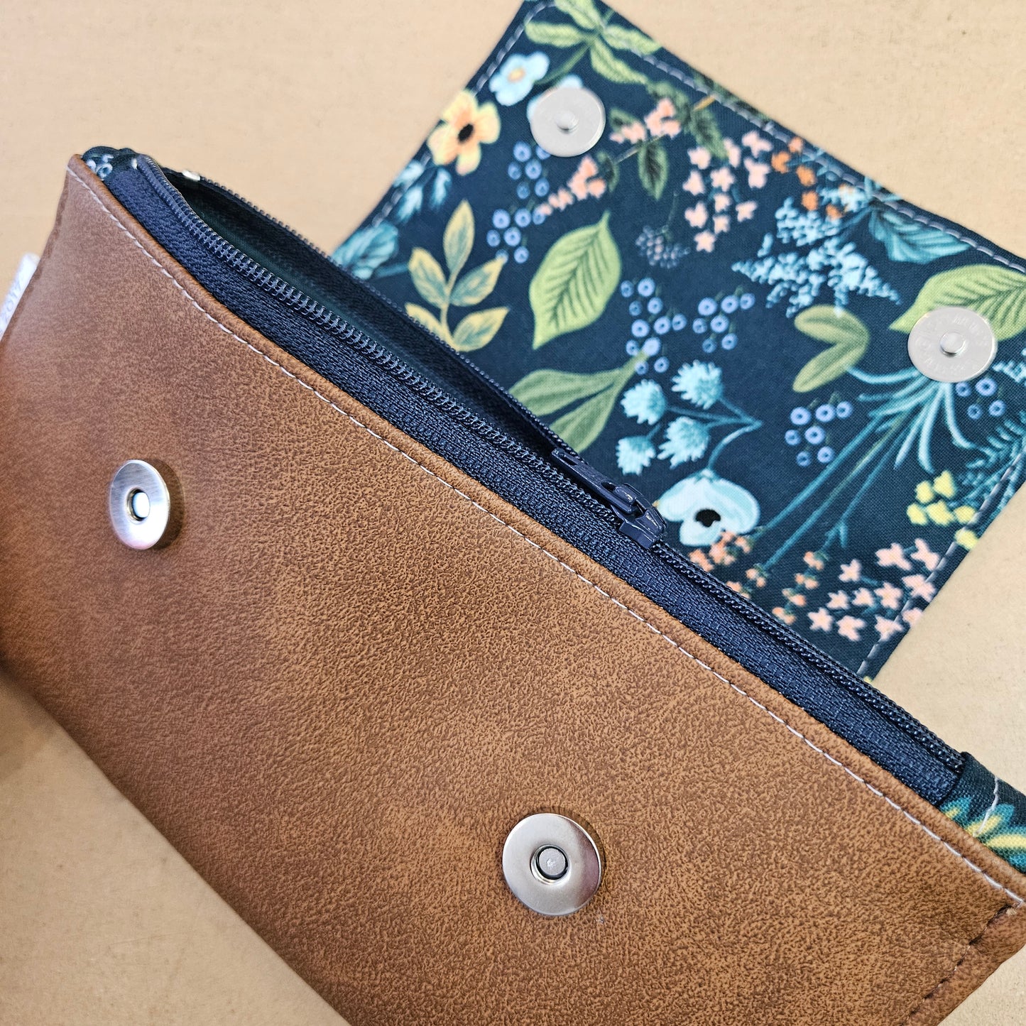 Portefeuille compact - 12 espaces - Fleurs sur marine